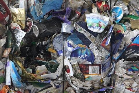 <p>
	Der für den Recyclingprozess verwendete Abfall besteht aus metallhaltigen Verpackungen, wie beispielsweise Jogurtbecherdeckeln.</p>
