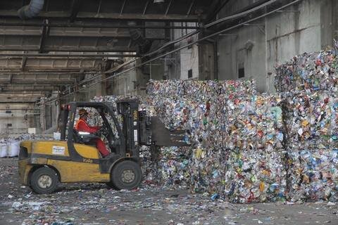 <p>
	Im Mittweidaer Betrieb von Pyral werden etwa&nbsp; 3.000 Tonnen vorsortierter Abfall pro Monat verarbeitet.</p>
