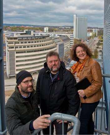 <p>
	Den Überblick behalten: Dieser Aufgabe stellen sich die Reporter Ronny Schilder, Jens Eumann und Eva Prase (von links) bei ihrer Suche nach ungewöhnlichen Geschichten, bemerkenswerten Menschen und spannenden Ereignissen in Sachsen und darüber hinaus.</p>
