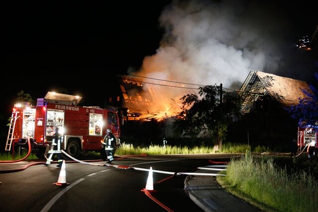 <p>
	«Das Feuer brach in der Scheune aus und griff von dort auf die anderen Gebäude über», sagte ein Sprecher der Polizei in Chemnitz am frühen Morgen.</p>
