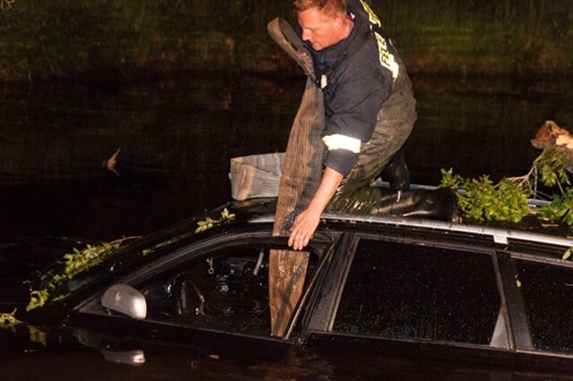 <p>
	Ein Kamerad der Feuerwehr unterstützte die Bergung des Abschleppdienstes, indem er mit einer Wathose in den Teich ging, um den Gurt zu befestigen.</p>
<p>
	&nbsp;</p>
