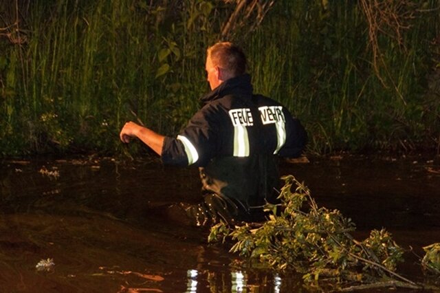 <p>
	Zusätzlich wurde die Feuerwehr Kirchberg alarmiert, weil sich auf dem Teich ein Ölfilm gebildet hatte.</p>
