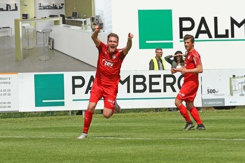 <p>
	Am Samstag sicherte sich der FSV durch einen 2:0 (1:0)-Auswärtssieg beim FC&nbsp;Schönberg die Meisterschaft.</p>
