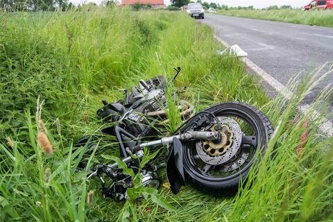 <p>
	Der Motorradfahrer wurde dabei schwer verletzt...</p>

