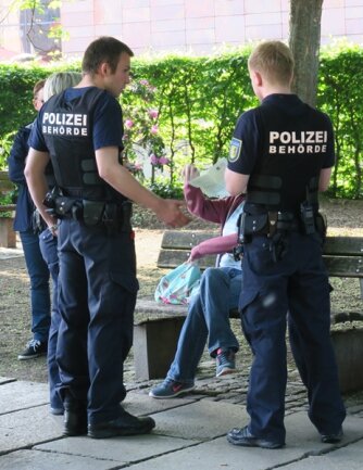 <p>
	Zudem fanden die Einsatzkräfte bei einem 28-Jährigen ein Mobiltelefon, das im Dezember 2015 in Leipzig als gestohlen gemeldet wurde. Daneben ahndeten die Beamten mit Mitarbeitern des Ordnungsamtes der Stadt Chemnitz Verstöße gegen die Chemnitzer Polizeiverordnung.</p>
