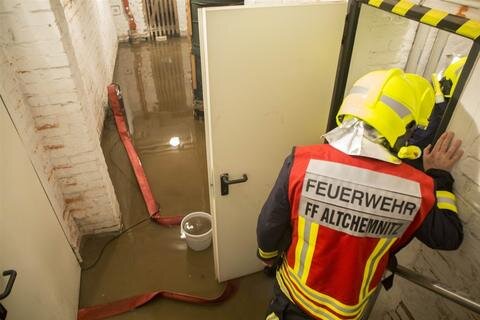 <p>
	An der Lutherstraße wurde ein Keller geflutet, an der Fürstenstraße stand eine Tiefgarage unter Wasser. Am Rosenhof stürzten zwei Bäume um.</p>
