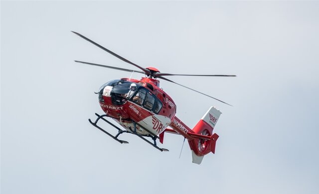<p>
	Er musste mit einem Hubschrauber ausgeflogen werden. Die Fahrerin des Seat blieb unverletzt. Laut Polizei entstand ein Sachschaden von 6000 Euro.</p>
