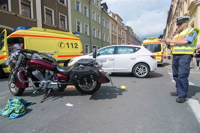 <p>
	Eine 31-Jährige, die mit ihrem Seat aus der Gabelsbergerstraße nach links auf die Dammstraße abbog, übersah nach ersten Angaben einen von links herannahenden Motorradfahrer.</p>
