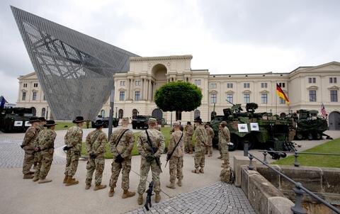 <p>
	„Letztlich geht es auch darum, unseren Verbündeten, die sich bedroht fühlen, Sicherheit zu geben“, sagte Hodges bei einem Besuch im Militärhistorischen Museum der Bundeswehr.</p>
