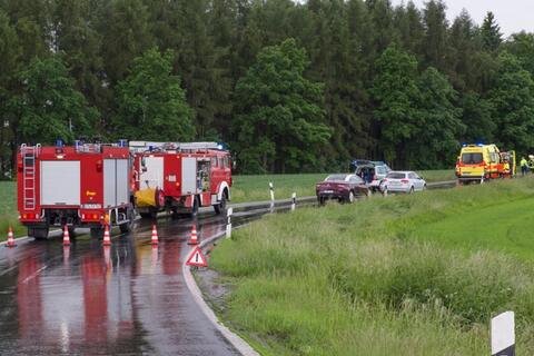 <p>
	Die Freiwillige Feuerwehr Oelsnitz war mit sieben Kamaraden im Einsatz. Während der Bergungsarbeiten wurde die S 255 kurzzeitig in beide Richtungen gesperrt. (fp)</p>
