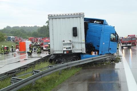 <p>
	Laut Polizei verlor der Fahrer eines rumänischen Sattelzuges gegen 14.30 Uhr an der Auffahrt von der A 14 zur A 4 die Kontrolle über seinen Laster.</p>
