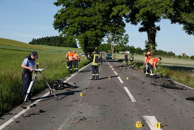 <p>
	Ein Autofahrer ist am Dienstagmorgen bei einem Verkehrsunfall auf der der Staatsstraße 227 nahe Börnichen (Erzgebirgskreis) ums Leben gekommen.</p>
