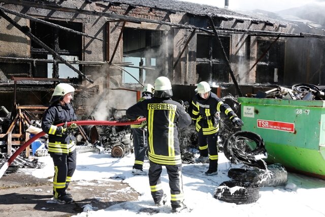 <p>
	Mehr als 50 Feuerwehrleute aus Burgstädt, Taura und Köthensdorf waren im Einsatz. Wie die Polizei sagte, könnten Schweißarbeiten oder ein technischer Defekt die Ursache für den Brand sein.</p>
