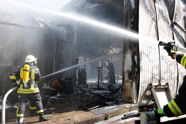 <p>
	Ein Großfeuer hat am Freitagnachmittag eine Autowerkstatt in Taura bei Burgstädt (Landkreis Mittelsachsen) vollständig vernichtet.</p>
