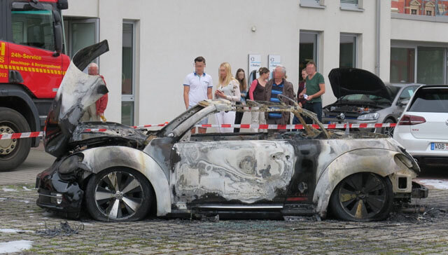 <p>
	Ein VW Beetle ist in der Nacht zum Samstag auf dem Freigelände eines Autohauses an der Erzberger Straße in Chemnitz komplett ausgebrannt.</p>

