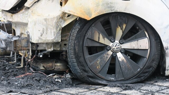 <p>
	Der Inhaber des Autohauses schätzt den Gesamtschaden auf rund 60.000 Euro. Zur Brandursache wird derzeit ermittelt.</p>
