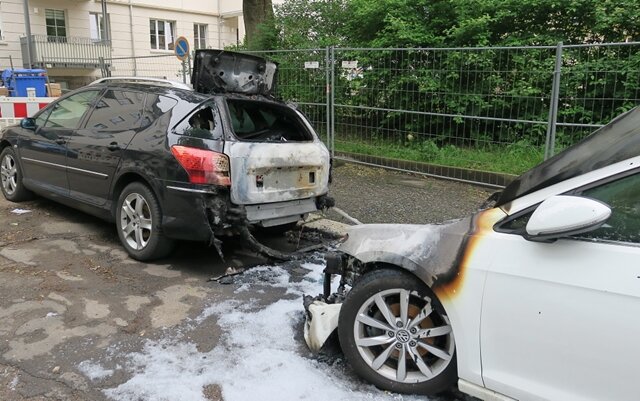 <p>
	Ersten Erkenntnissen zufolge setzten unbekannte Täter zwei Autos in Brand.</p>
