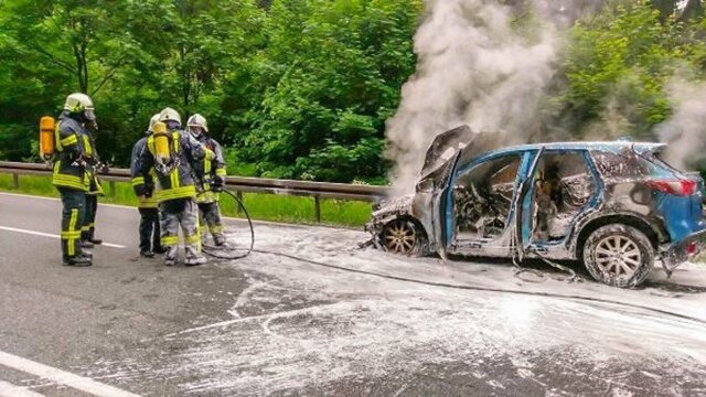 <p>
	Zwei Angriffstrupps gingen unter Atemschutz zur Brandbekämpfung vor und erstickten die Flammen mit Löschschaum. Trotz des schnellen Eingreifens der Feuerwehr konnte ein Ausbrennen des Fahrzeugs nicht mehr verhindert werden.</p>
