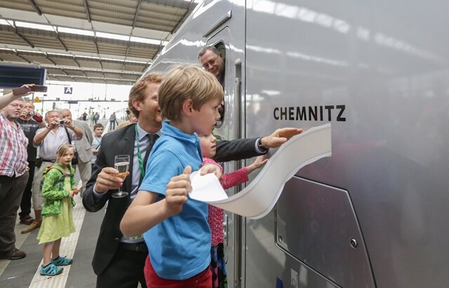 <p>
	Der achtjährige Maximilian Schreyer durfte während der Festveranstaltung am Sonntagvormittag im Hauptbahnhof Chemnitz den Namen des Sonderzuges Chemnitz enthüllen.</p>

