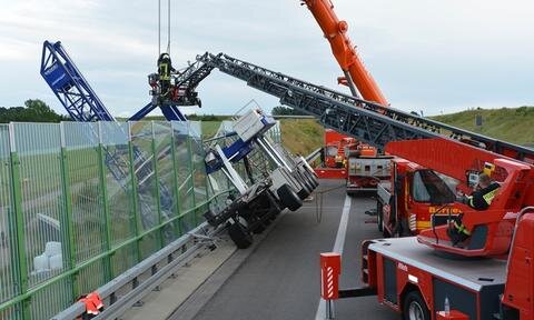 <p>
	Ein in die Absperrung der Brücke überm Lochmühlental der Autobahn 72 gekipptes Brückeninspektionsfahrzeug hat am Montag für immense Verkehrsbehinderungen gesorgt.&nbsp;</p>
