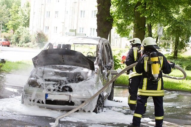 <p>
	Während der Fahrt ist am Dienstag ein Mercedes in Plauen in Brand geraten.</p>
