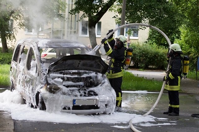 <p>
	Augenzeugen berichten von explosionsartigen Geräuschen. Die Berufsfeuerwehr und die freiwillige Feuerwehr Neundorf löschten den brennenden Wagen.</p>
