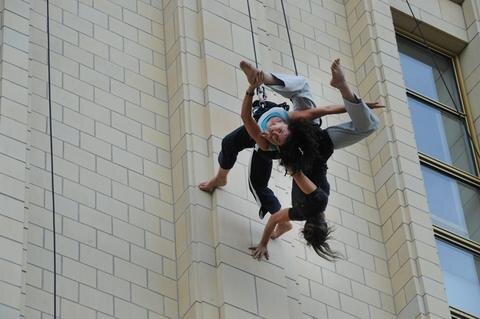 <p>
	Für Aufsehen haben am Mittwochnachmittag zwei Tänzerinnen an der Galerie Roter Turm gesorgt.</p>
