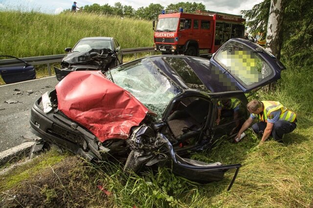 <p>
	Die Opel-Fahrerin war bei dem Unfall in ihrem Auto eingeklemmt worden.</p>

