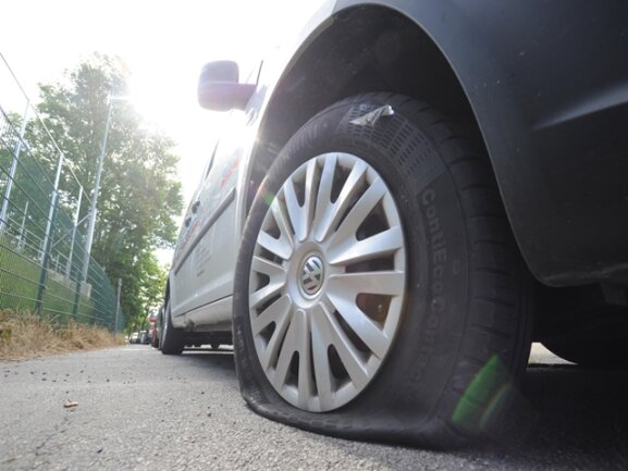 <p>
	In Bernsdorf und auf dem Sonnenberg zählt die Polizei die Reifen von insgesamt 39 zerstochenen Fahrzeugen.</p>
