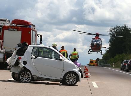 <p>
	Ein Opel prallte nach Polizeiangaben aus bisher ungeklärter Ursache ungebremst auf einen Smart.</p>
