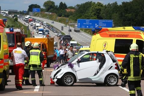 <p>
	Der 55-jährige Fahrer des Smart und seine 24-jährige Beifahrerin - ersten Informationen nach die Braut - wurden ebenso verletzt wie der 71-jährige Fahrer des Opel und seine 70-jährige Beifahrerin.</p>
