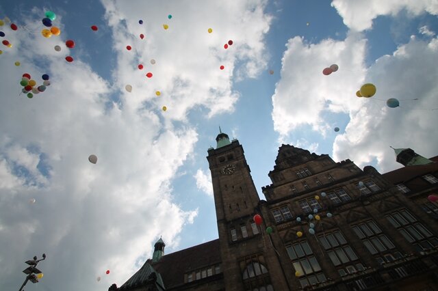 <p>
	In Chemnitz wie auch anderorts in Deutschland wurde mit dem Ballonsteigen ein Zeichen für ein friedliches Miteinander gesetzt.</p>

