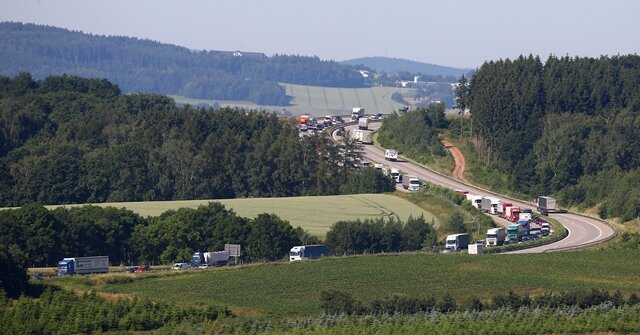 <p>
	Nach ersten Angaben der Polizei, ereigneten sich auf der A72 in Richtung Chemnitz zwei Unfälle unmittelbar hintereinander, wobei zwei Personen verletzt wurden.</p>
