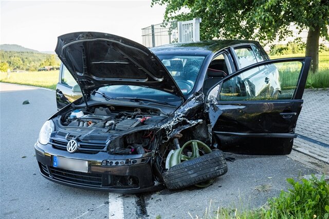<p>
	Grumbach. Ein schwerer Verkehrsunfall hat sich am Donnerstagmorgen auf der Mildenauer Straße bei Grumbach vor dem Feuerwehrdepot ereignet, wobei zwei Personen verletzt wurden.</p>
