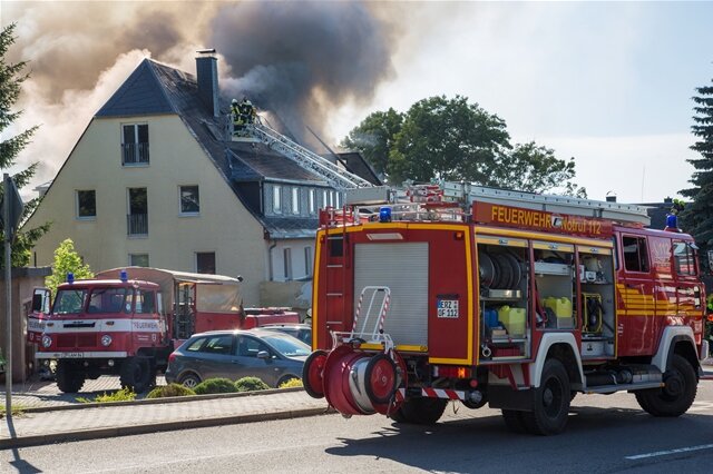 <p>
	Im Großolbersdorfer Ortsteil Hohndorf steht ein Teil das Möbelhauses Vogler in Flammen.</p>
