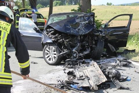 <p>
	Bei dem Unfall war am Freitagnachmittag auf der S275 ein BMW in einer langgezogenen Rechtskurve auf die Gegenfahrbahn geraten und nahe der &quot;Waldschänke&quot; frontal mit einem aus Eibenstock entgegenkommenden VW Polo zusammengestoßen.</p>
