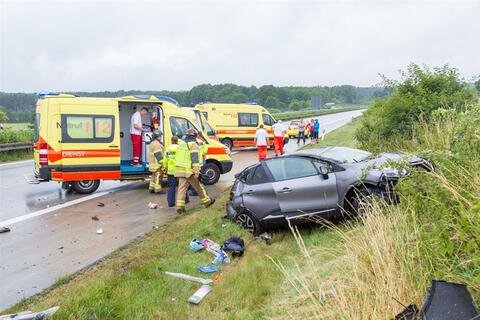 <p>
	Bei einem Unfall auf der A72 bei Niederdorf sind am Samstagnachmittag nach ersten Informationen drei Menschen verletzt worden. Auf der Autobahn bildeten sich Staus.</p>

