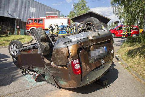 <p>
	Der Fahrer eines Dacia fuhr nach dem Beladen seines Fahrzeugs mit Holzlatten rückwärts, als das Fahrzeug außer Kontrolle geriet und rückwärts mit hoher Geschwindigkeit gegen einen Baum prallte.</p>
