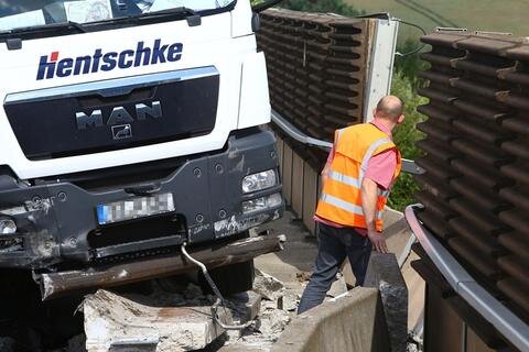 <p>
	Während der Unfallaufnahme und der Bergungsarbeiten staute sich der Verkehr in Richtung Chemnitz.</p>
