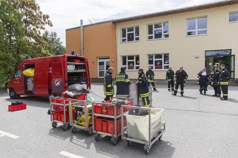 <p>
	Zur Neudorfer Grundschule mussten am Freitag die Feuerwehren Neudorf und Sehma ausrücken.</p>
