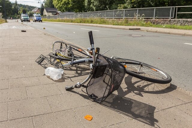 <p>
	Schwerer Unfall auf der Erfenschlager Straße: Ein 56-Jähriger hat am Sonntagnachmittag offenbar aus Unaufmerksamkeit mit seinem Mazda eine 77-jährige Radfahrerin erfasst.</p>

