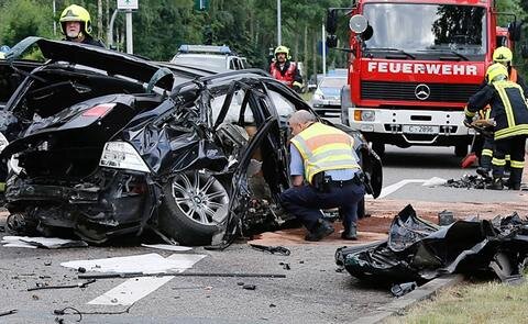 <p>Ein Transporter war gegen 7 Uhr aus ungeklärter Ursache in der Nähe der Autobahn-Auffahrt zur A 72 auf einen vorausfahrenden BMW gekracht.</p>
