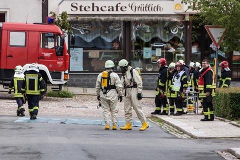 <p>Daraufhin wurde der 1. Gefahrgutzug des Erzgebirges mit Kameraden der Feuerwehren aus Eibenstock, Schönheide, Beierfeld und Grünhain alarmiert.</p>
