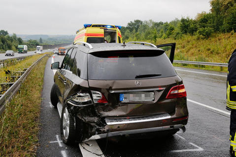 <p>In der Folge bremste ebenfalls ein Mercedes-Geländewagen am Ende der ersten Unfallstelle verkehrsbedingt ab.</p>
