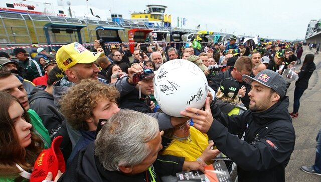 <p>Jonas Folger, als Siebenter in der Klasse Moto2 gegenwärtig bester deutscher Pilot, hatte alle Hände voll zu tun, um die Wünsche der Fans zu erfüllen.</p>
