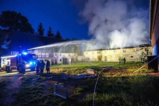 <p>Die umliegenden Feuerwehren Zethau, Mulda, Großhartmannsdorf, Helbigsdorf und Brand-Erbisdorf konnten das Übergreifen des Feuers auf eine Scheune und Nebengebäude verhindern.</p>
