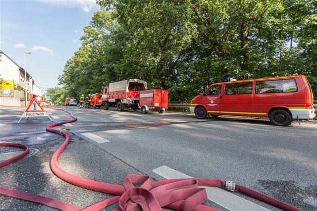 <p>Laut Einsatzleiter Silvio Schindler, stellvertretender Wehrleiter der Feuerwehr Flöha, waren drei Feuerwehren mit 66 Kameraden und 12 Fahrzeugen im Einsatz.</p>
