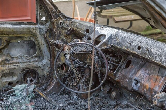 <p>Nach bisherigen Erkenntnissen brannte ein nicht zugelassener Peugeot in voller Ausdehnung als die Einsatzkräfte vor Ort eintrafen.</p>
