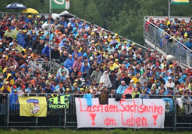<p>Trotz eines verregneten Rennsonntages sind dieses Jahr &nbsp;212.411 Fans zum Sachsenring-GP&nbsp;gepilgert. Das ist der höchste Wert seit fünf Jahren. Das teilte am Sonntagmittag der Veranstalter mit.</p>
