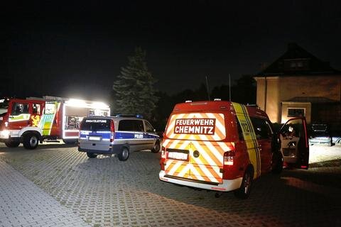<p>Polizei und Feuerwehr warem in der Nacht zum Donnerstag auf der Leipziger Straße in Chemnitz im Einsatz.</p>
